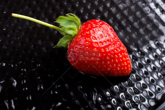自然美丽的一种多汁甜和成熟的草莓果景色营养图片