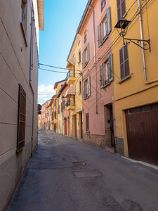 意大利狭小街上古老的多彩建筑外观城市颜色帕尔马图片