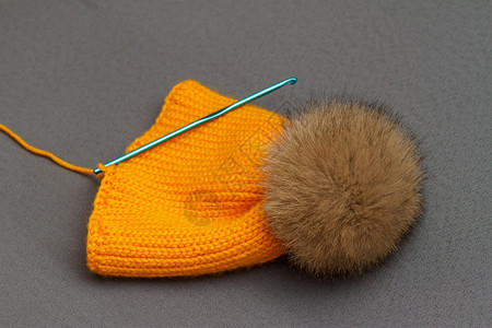 手制编织式针品配有圆面色的温暖帽子秋天装饰品钩编图片