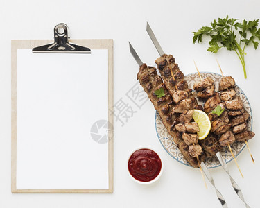 坚果躺着蔬菜漂亮的相片平板纸笔盘子上美味可口的kebab番茄酱图片