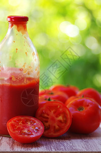 健康木头桌上的番茄糊和西红柿酱图片