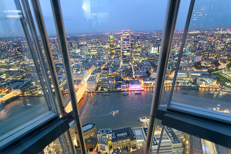 城市的建造区伦敦桥鸟瞰图和夜间天际线伦敦桥的鸟瞰图和夜间天际线伦敦图片