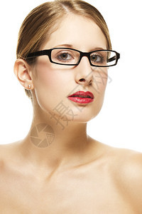 美丽的戴黑眼镜和红嘴唇的年轻美女带着黑色眼镜和白背景的红嘴唇年轻美女人吸引的淑图片