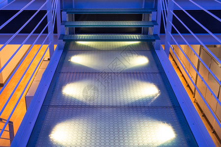 商业钦佩玻璃LitLitBlue用底地板灯光漫步图片