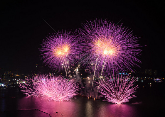 城市的泰国巴塔亚海岸城市风景背的美丽粉红色烟火夜晚芭堤雅图片