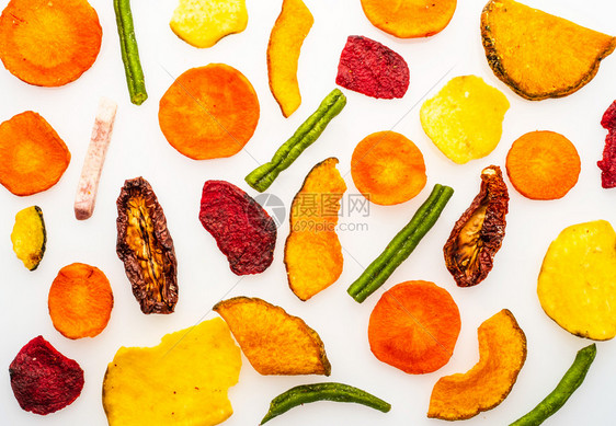 胡萝卜甜菜和其他以白种背景孤立的蔬菜中干枯薯片有机饮食和素品混合白色的晒干图片