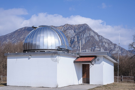 天文台旅行景观测台在阿尔卑斯山的幕后图片