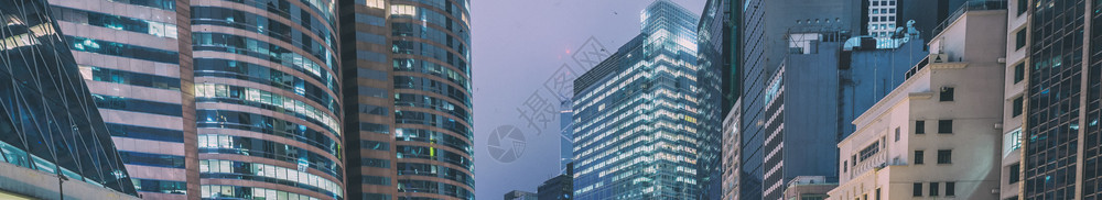暮经济场景夜间城市天际线现代摩大楼的向上视图企业概念图片