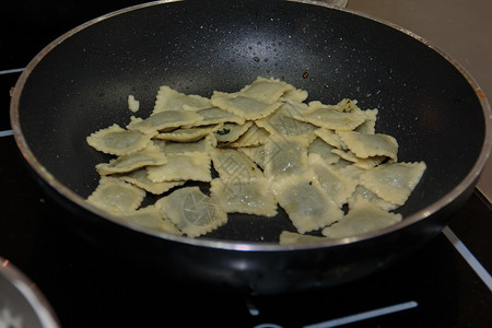 传统的用黄油在黑锅里煮意大利面食美味的意大利语图片