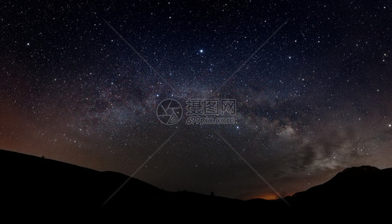 遥远火花星空有银形的天和山岳光环轮廓图片