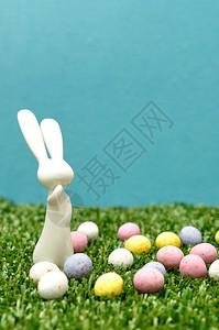 黄色的展示白塑料兔子雕像配有斑点的东面鸡蛋人造动物图片