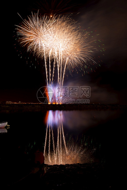 夜空中的烟花和闪光条纹庆祝图片