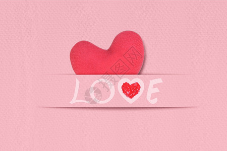 红心粉纸上写着爱的字手工制作卡片象征庆典墙纸背景图片
