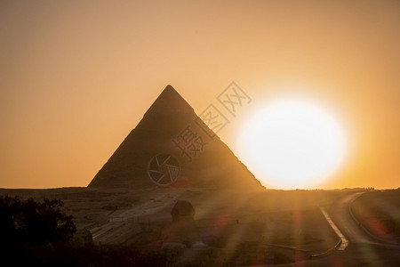 天空埃及吉萨日落时金字塔大废墟日出图片