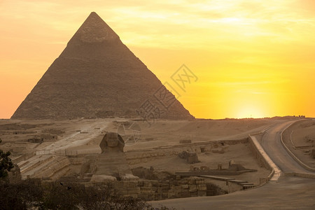 伟大的旅游埃及吉萨日落时金字塔大废墟图片