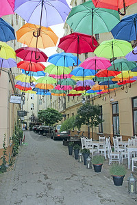 最佳挂在顶层的彩色雨伞挂在顶层的不同雨伞套上位于洛兹的当地标志咖啡厅装饰在顶层的地方标志咖啡厅装饰外部的户图片