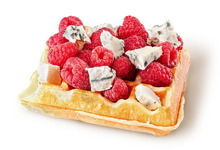 法语覆盆子式松饼配有草莓和多布卢奶酪的法国松饼在白色背景上隔离法式松饼配有红莓和多布鲁奶酪小吃图片
