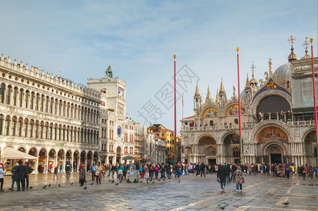 人们旅行2015年月2日圣马可广场与游客在意大利威尼斯的VenICE1月2日意大利威尼斯Irsquos主要公共广场意大利威尼斯一图片