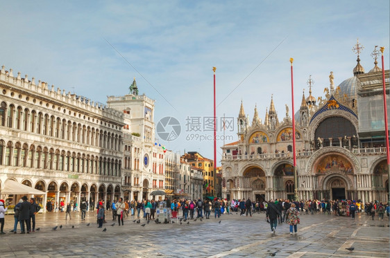人们旅行2015年月2日圣马可广场与游客在意大利威尼斯的VenICE1月2日意大利威尼斯Irsquos主要公共广场意大利威尼斯一图片