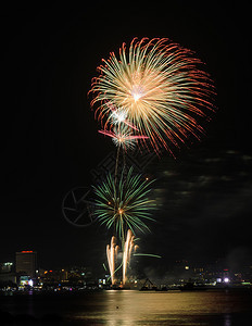 塔泰国Pattaya海岸城市风景背的多彩烟火节日爆裂图片