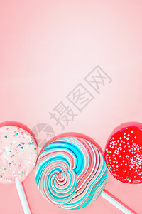 粉色的杂红背景有三种变色糖果反向风格的粉红色背景空间复制有彩色糖果的粉背景甜图片