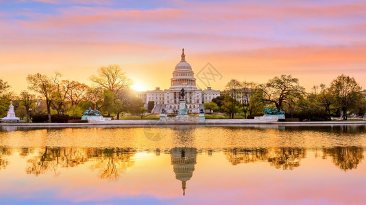 国会大厦联合的美国在华盛顿特区的国会大楼日出反射图片