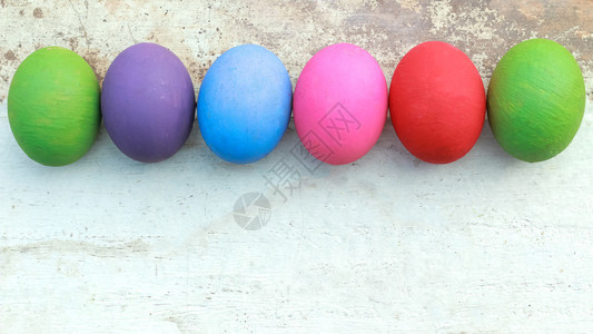 水平的五彩缤纷快乐木背景上多彩的复活节鸡蛋图片