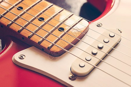 桥一把红色电吉他的脖子拾音器和弦的细节流行音乐玩图片