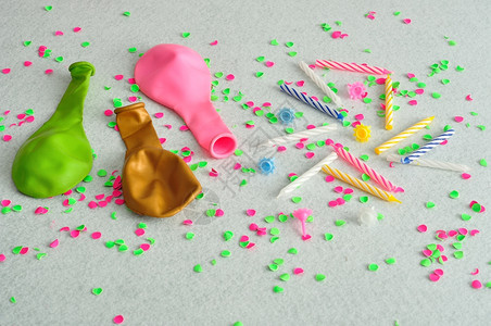 以白色背景展示气球和生日蜡烛上面满是绿色和粉红面纸条团体周年纪念日节图片