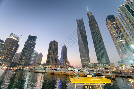迪拜码头建筑夜间阿联酋迪拜码头建筑夜间阿联酋塔灯全景图片