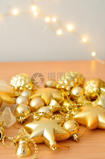 各种金色的圣诞节装饰品风格球金子图片