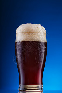 一杯啤酒目的一杯深啤酒蓝色背景上含厚泡沫的黑啤酒杯蓝背景上含泡沫的黑啤酒门户14透明背景