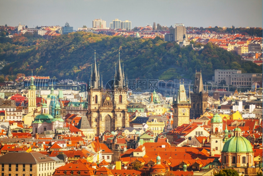 晴天从佩特林山上看到布拉格的空中景象在阳光明媚的一天著名老图片