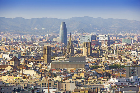夏日巴塞罗那全景大观的城市夏天塔图片