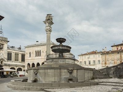 正方形水脸在意大利乌丁自由广场的卡拉喷泉图片