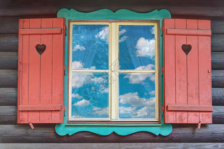 户外墙老的汉森和格雷特尔的多彩WoodenChalet窗口背景图片