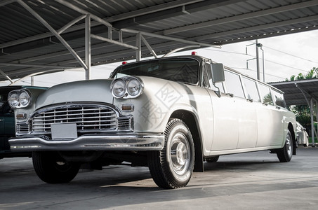 美国出租车移动的挡泥板在泰国kanchanaburi展示的灰色经典车驾驶背景