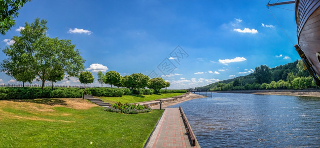 乌克兰基辅0712乌克兰基辅在Mezhyhiriya住宅区有喷泉的大池塘在阳光明媚的暑日走湖晴天图片
