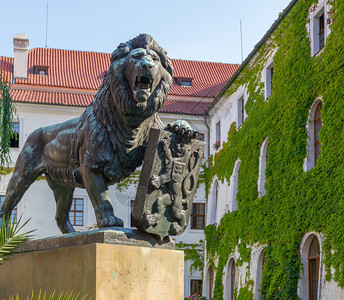捷克布拉格斯特霍夫修道院内狮子的铜雕铸外部建造筑图片