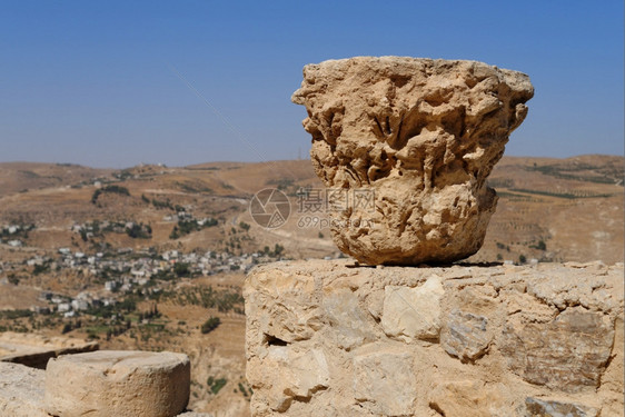 古老的约旦中世纪Kerak城堡废墟的气象暴列资本沙蒂永砖块图片