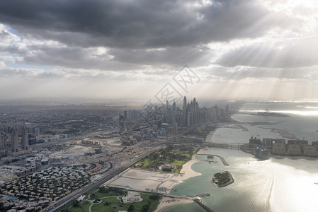 酋长国美丽亚特兰蒂斯从直升机的空中城市天际线迪拜从直升机的空中城市天际线迪拜图片