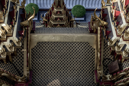 天线古老的泰国曼谷2019年月23日至9对金殿屋顶外拉恰纳达姆寺庙洛哈普拉萨尔金属宫的对称视图古董图片
