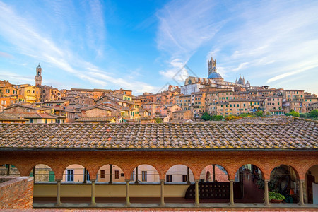 著名的意大利锡耶纳市中心天线清晨蓝空旅行大教堂图片