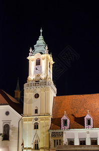 历史观光布拉格中世纪建筑在夜间旅游图片