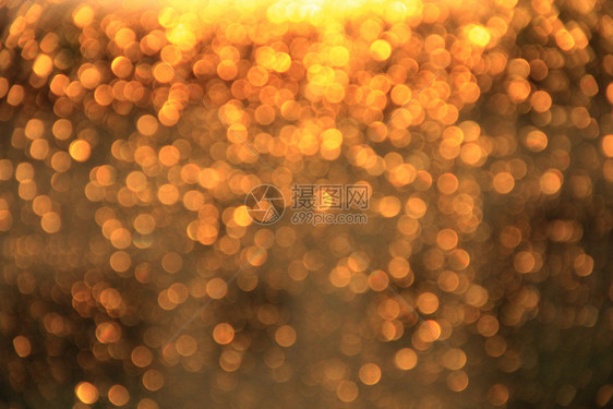 窗户金色日落通过窗口闪亮的bokeh金色布加带有抽象的纹理创意抽象金色画像背景布加黄日落通过窗口闪亮的布加光有色射线图片