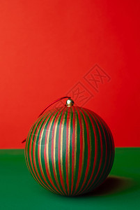 目的绿色桌上古老克里斯蒂安姆球装饰用生动红色背景礼日纪念贺卡和复制空间圣诞老人红色的图片