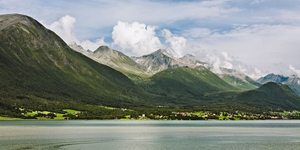 挪威罗姆斯达尔夫约登山脉全景在阳光明媚的天空下挪威罗姆斯达尔夫约登山区全景风优美斯堪的纳维亚语绿色图片