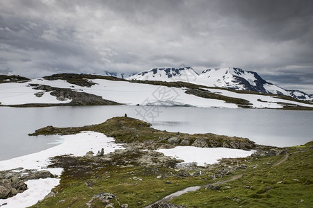 挪威著名的县道5号公路挪威最高的山路旅游者线的一部分丘陵驾驶图片