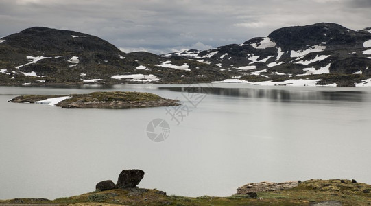 多云的挪威著名县道5号公路挪威最高的山路旅游者线的一部分自然斯堪的纳维亚语图片