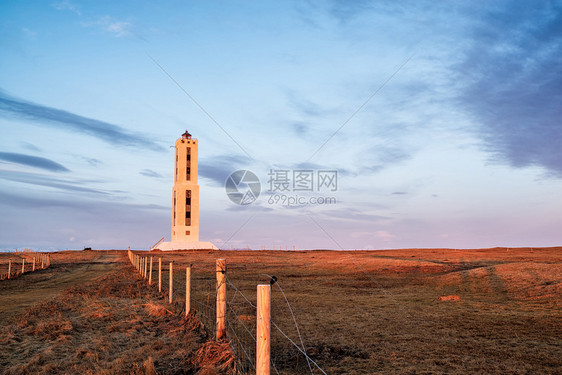 晚上冰岛Stokseyri附近的农村地区Kararros灯塔冰岛Knerarros灯塔风景优美云图片